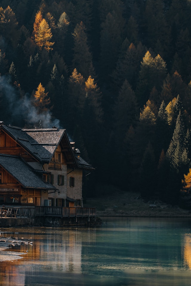 Serene lakeside house for private immersions